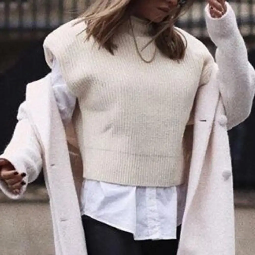 Жилет женский осенне-зимний однотонный с воротником-хомутом и подплечниками |