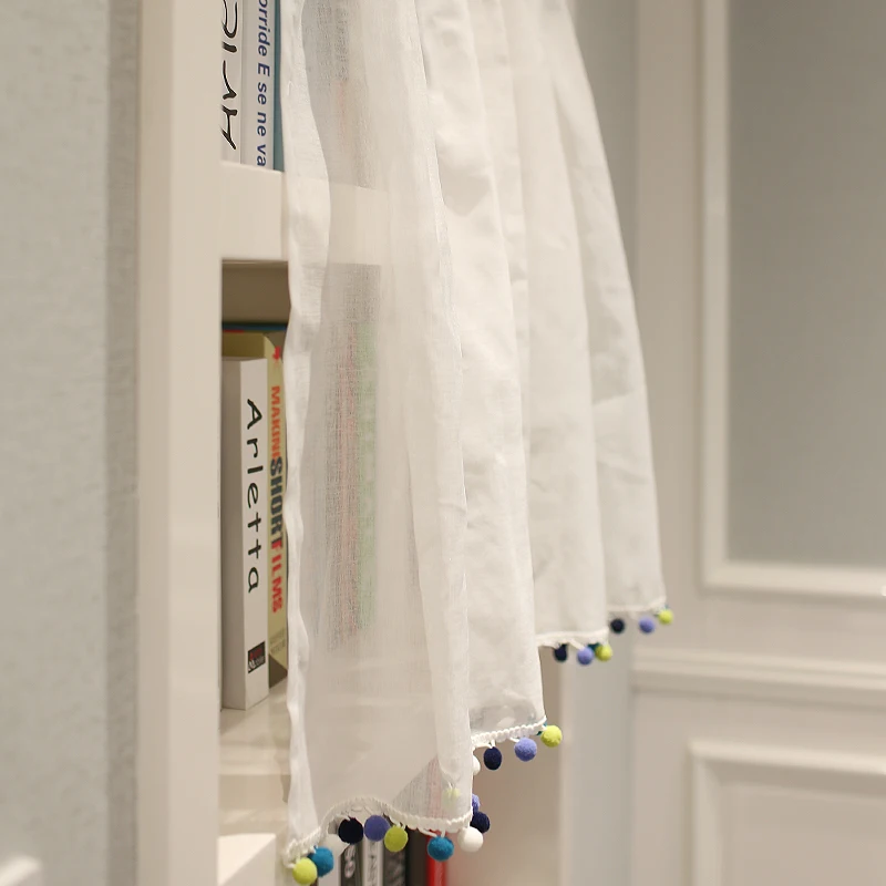 Белая прозрачная занавеска с разноцветным помпоном Короткая 150x125 см для кухни