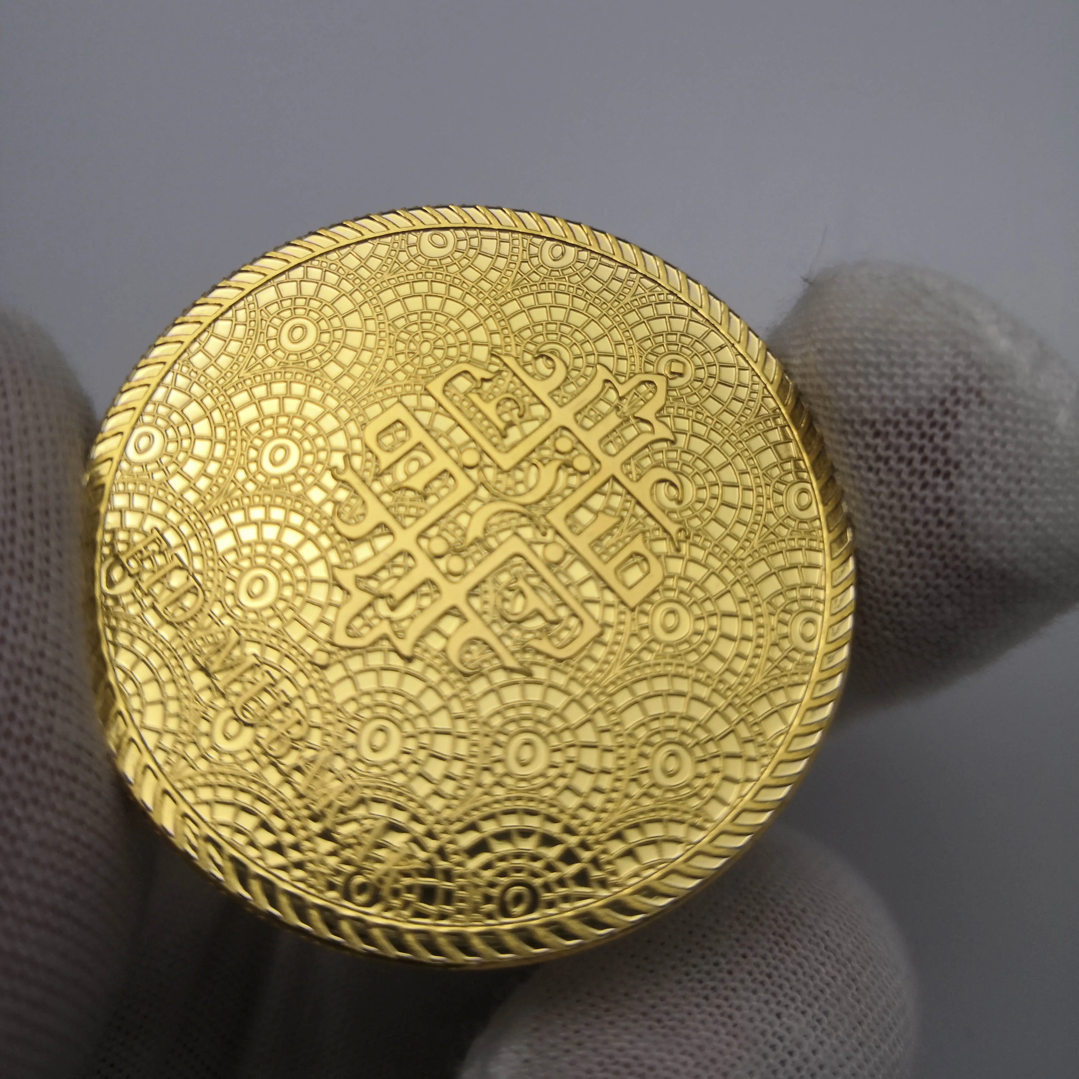 Коллекция серебряных и золотых сувенирных металлических монет в Саудовской