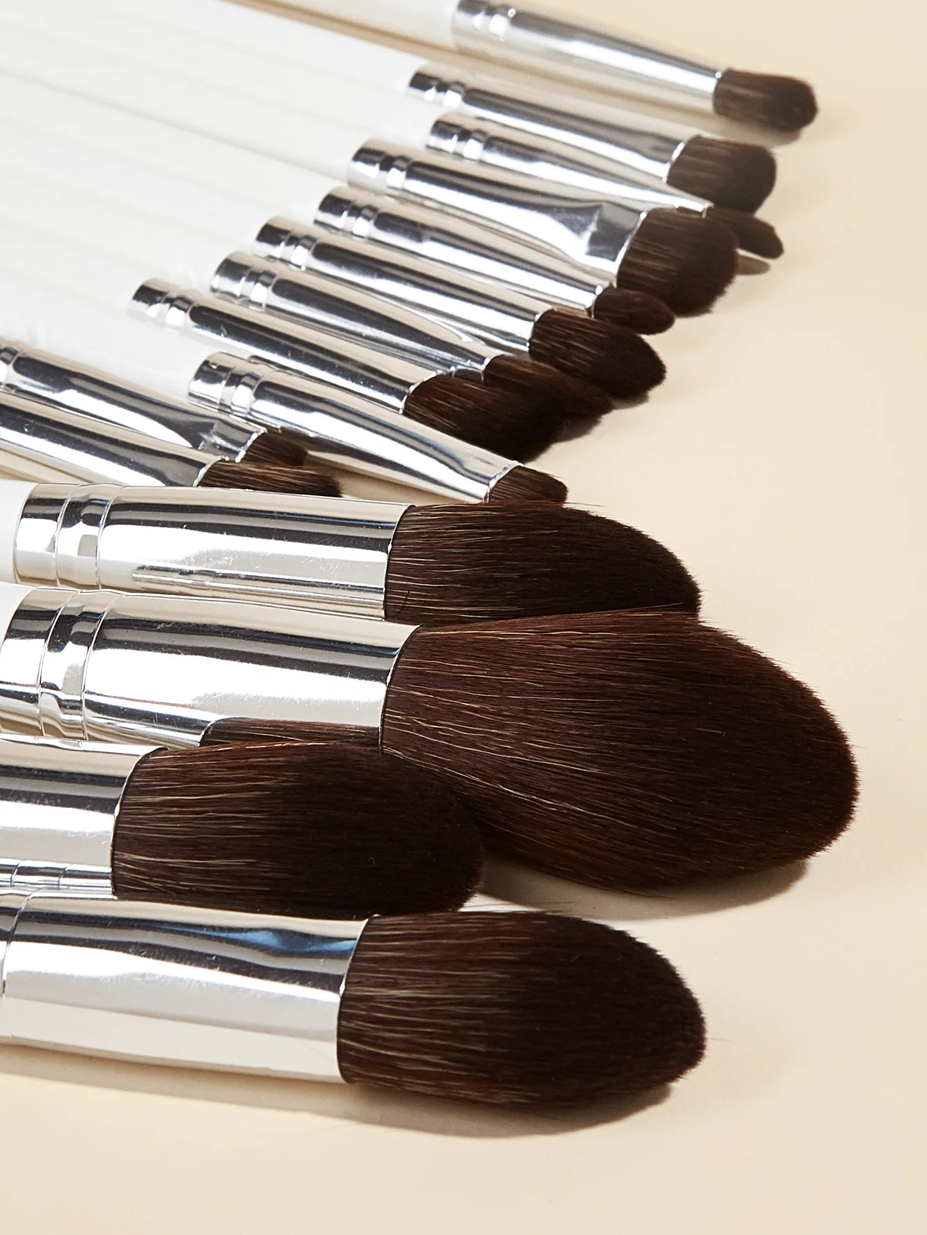 Набор профессиональных кистей для макияжа Saiantth 15 шт. белые серебристые с