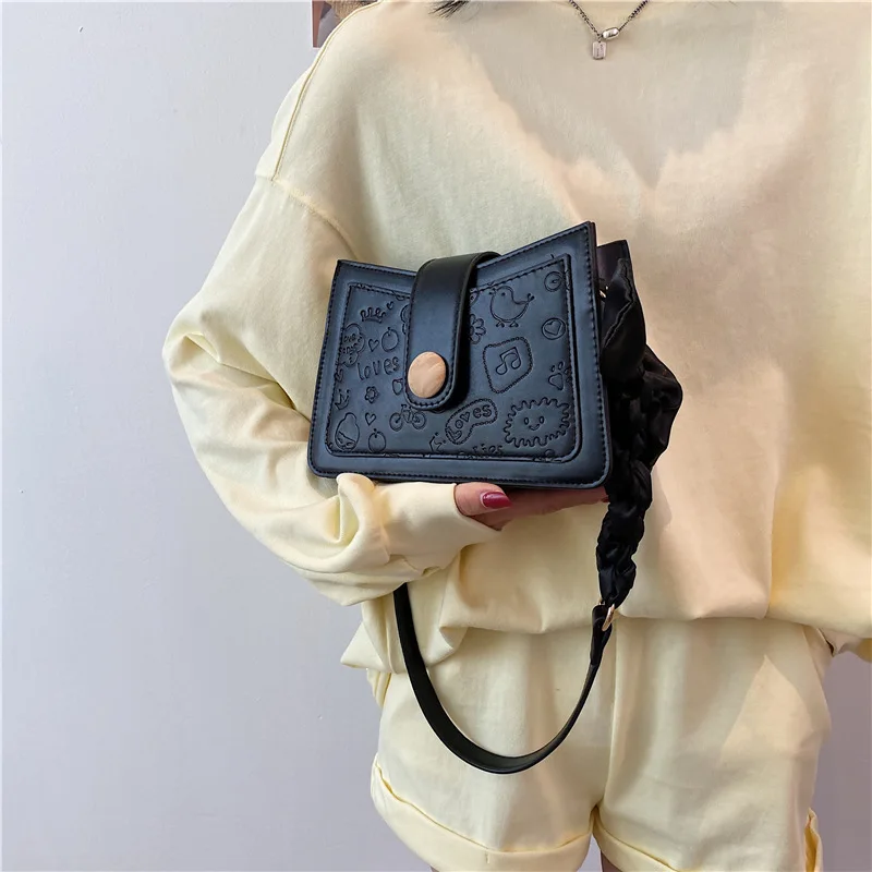 

2021 New Spring and Summer Fashion Simple Texture Embossed French Underarm Bag Crossbody Shoulder Bag Silk Scarf Baguette Bag