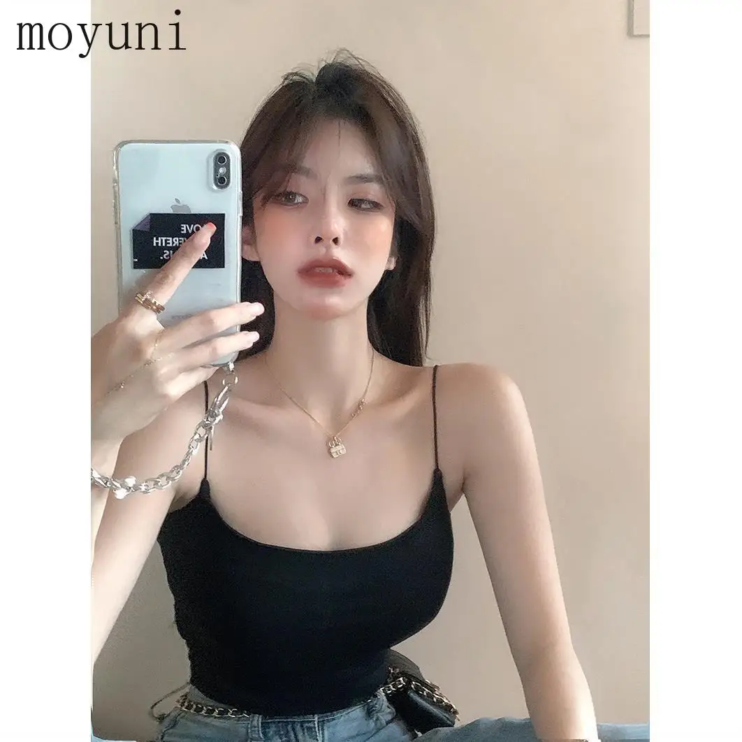 Женский короткий жилет на бретельках белая короткая облегающая Базовая майка