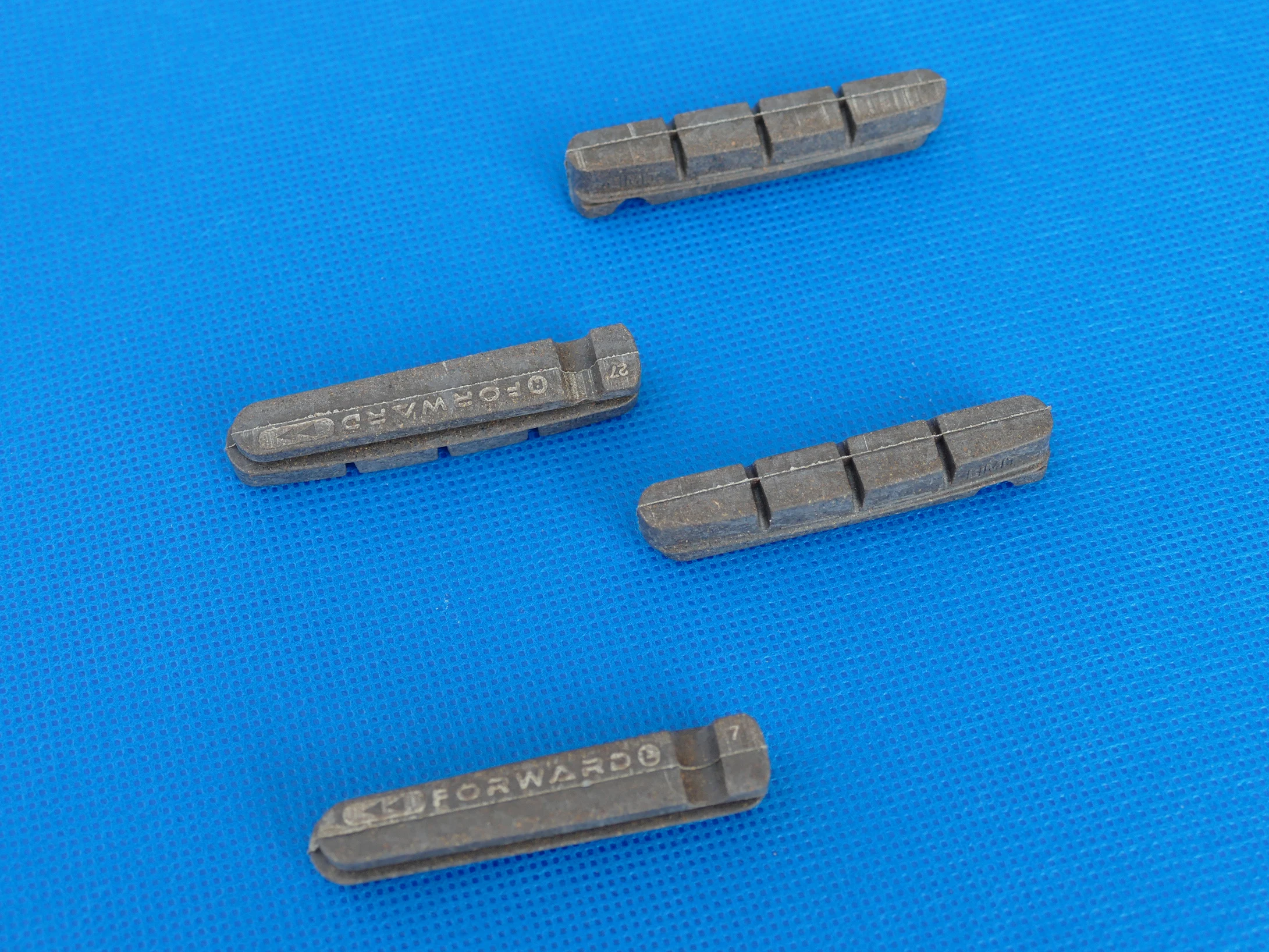 В комплект входят 2 пары тормозных колодок для любой погоды картриджи карбоновых