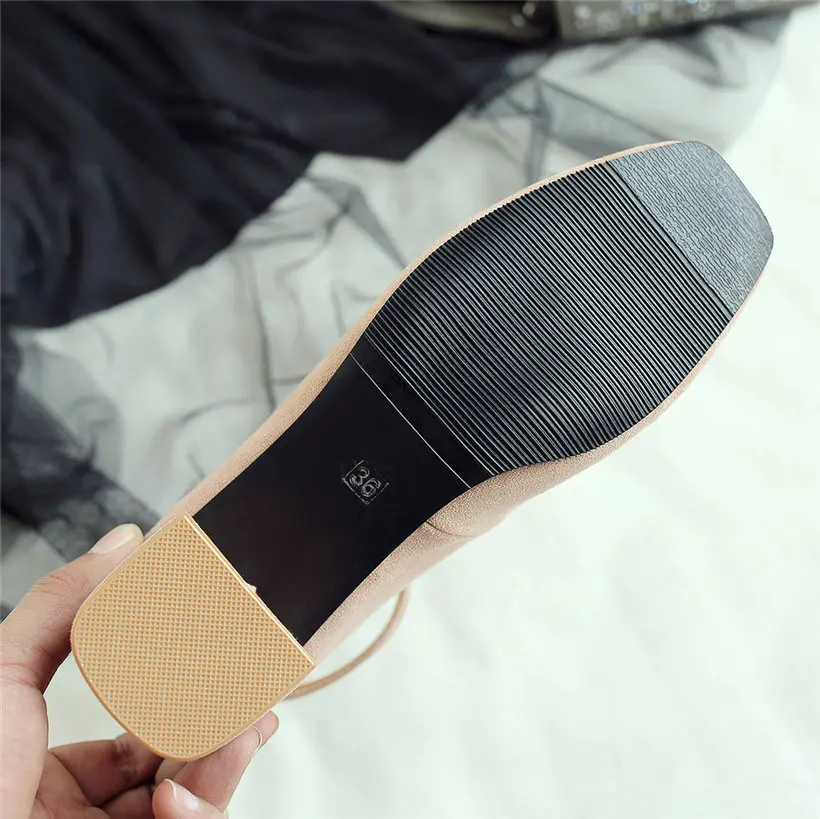 Туфли лодочки женские на среднем квадратном каблуке 5 см с ремешком