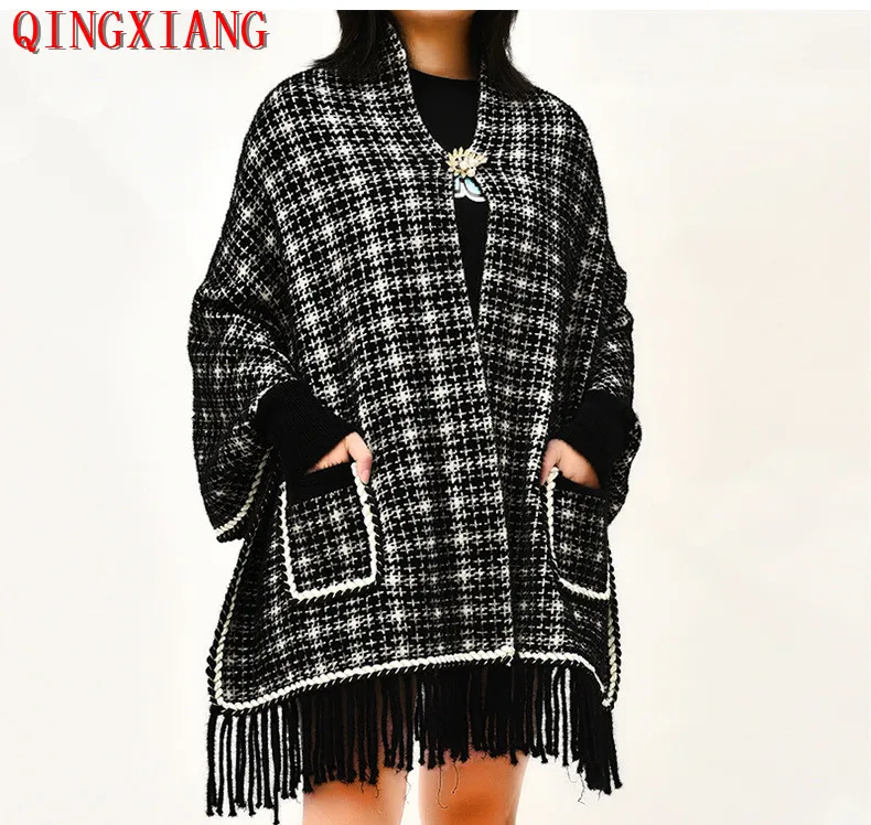 Женское Трикотажное пончо черное белое в английском стиле с рукавами летучая