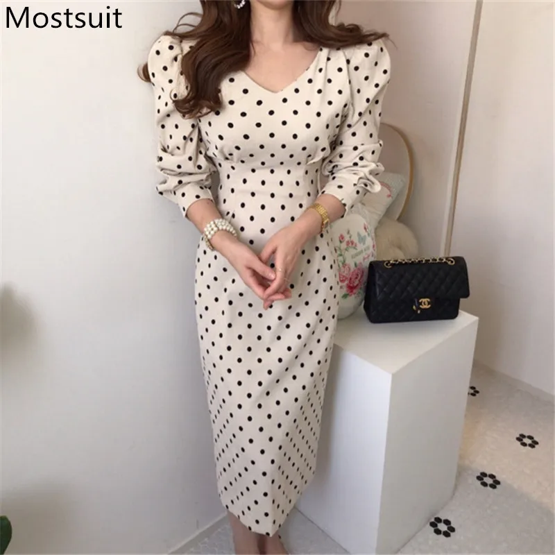 Женское вельветовое платье в горошек корейское с рукавами фонариками и V