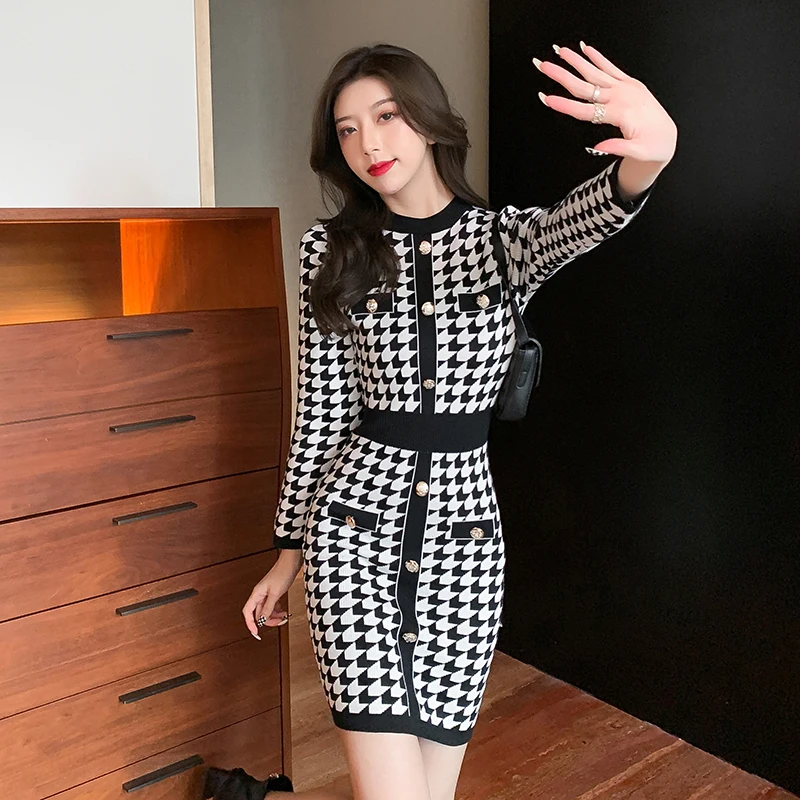 

Женское трикотажное платье-свитер с длинным рукавом и высокой талией