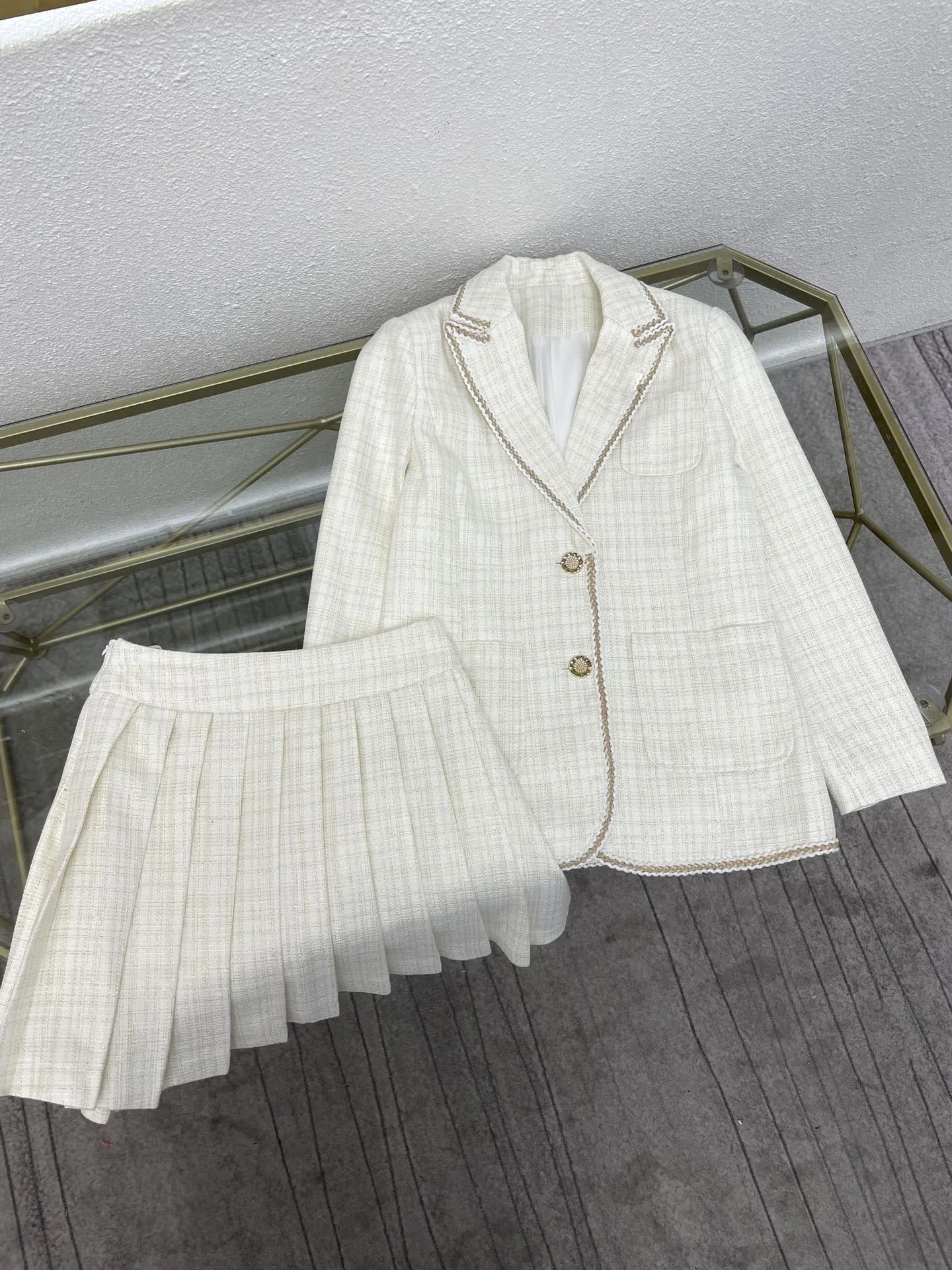 

Женский плиссированный комплект с юбкой, белое пальто с длинным рукавом, высокой талией и лацканами с 3D вырезами, зима 2021