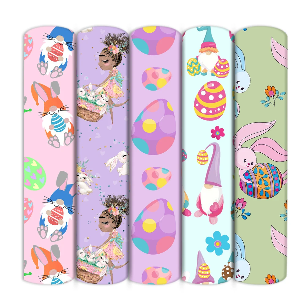 Счастливый и желтыми бантами на плечах с изображением пасхального яйца кроликов