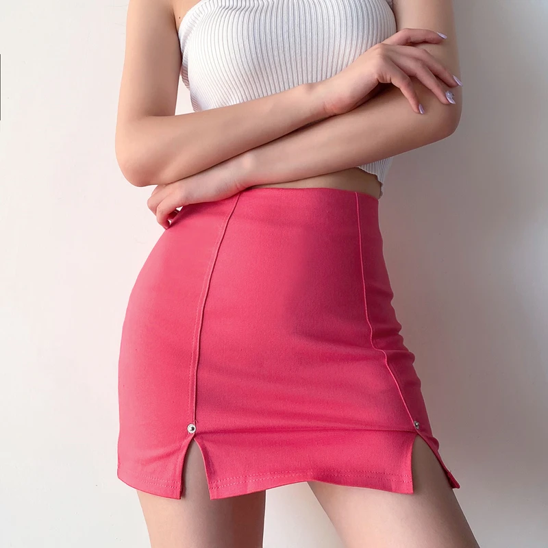 

Женская джинсовая мини-юбка с разрезом на подоле