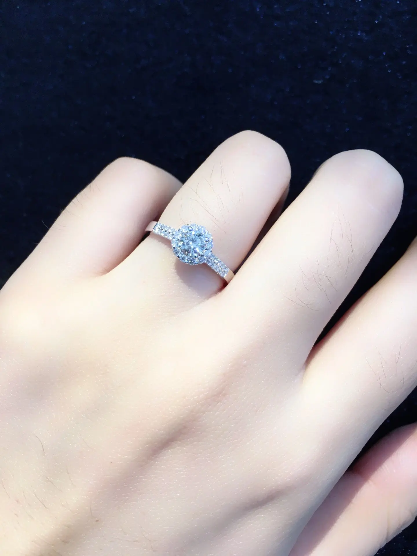 Кольцо из чистого золота 18 карат с натуральными бриллиантами красивое кольцо