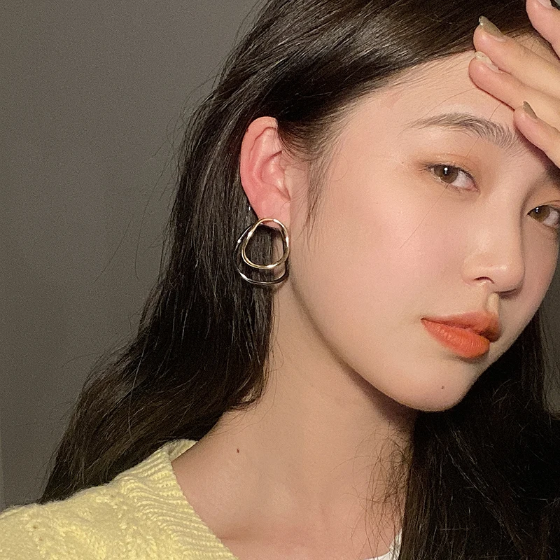 

Нишу дизайн черный и золотой Контрастность серьги в европейском стиле Ins Мода холодной высокого Класс чувство геометрические серьги-пуссет...