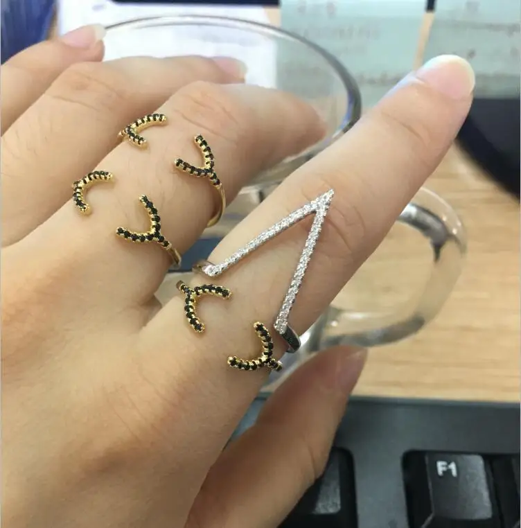 Новинка распродажа нежное черное кольцо с фианитами золотого цвета для женщин