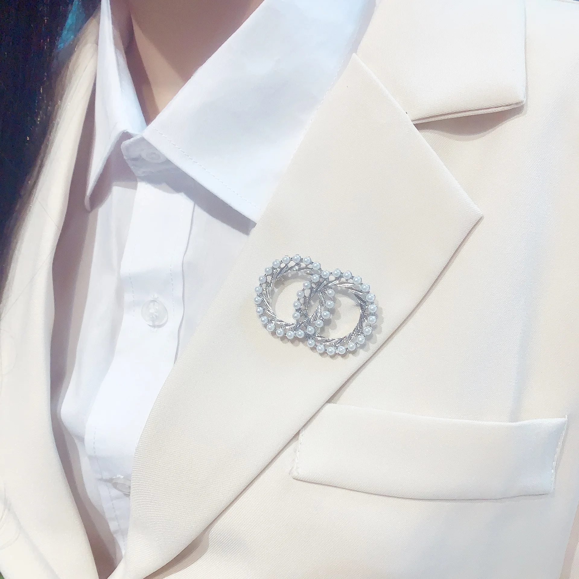 

New Fashion Enamel Pin Pearl Brooch Women's Scarf Buckle Lapel Pin and Brooch Jewelry Luxury Clothing Anti Light Accessories