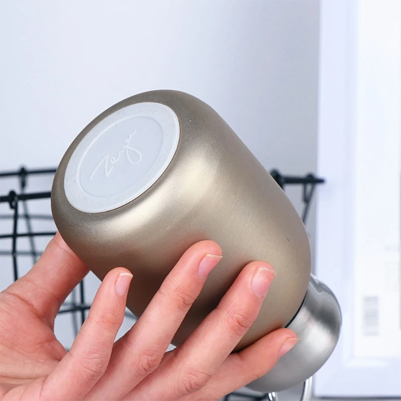 Изолированная кофейная чашка в скандинавском стиле кружка из нержавеющей стали