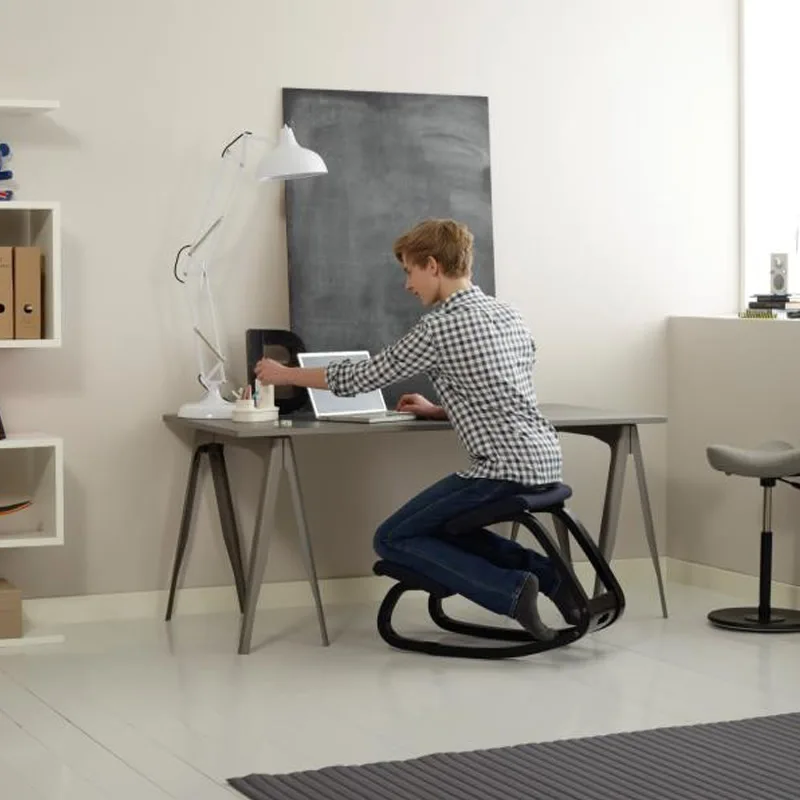 Кресло офисное с корректировкой высоты подставкой под колени эргономичный