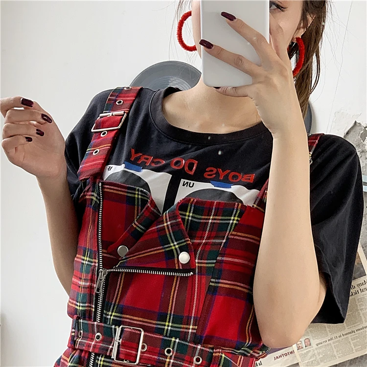 Женское платье на бретельках без рукавов мини в клетку с открытыми плечами