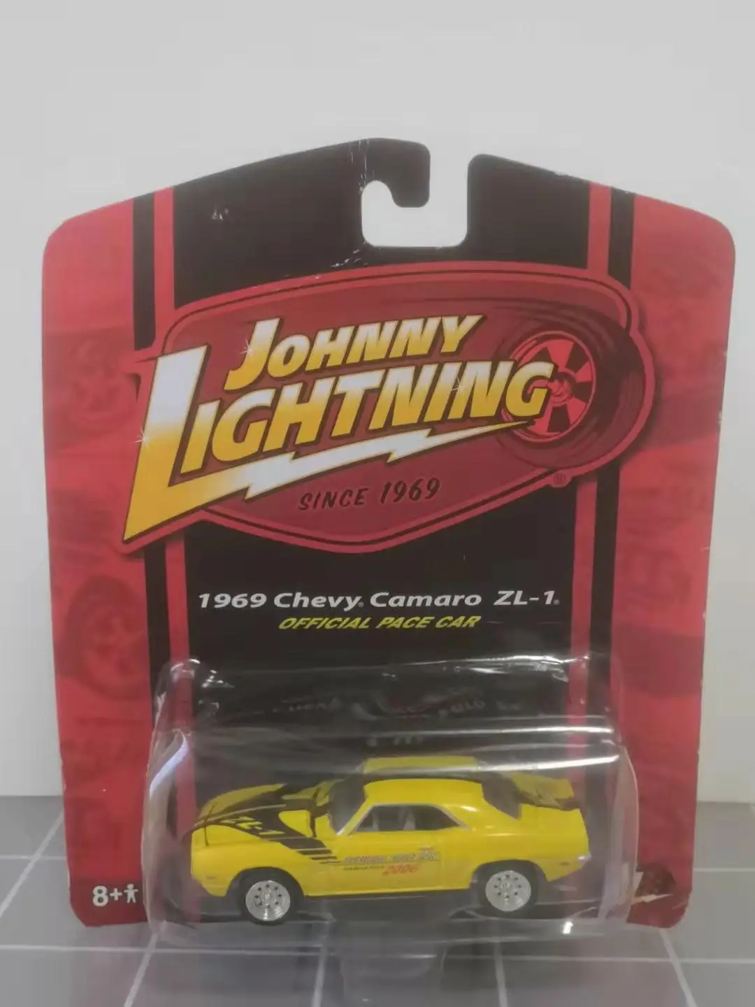 Модель автомобиля Ford Jeep из металлического сплава с изображением Джонни молнии 1:64