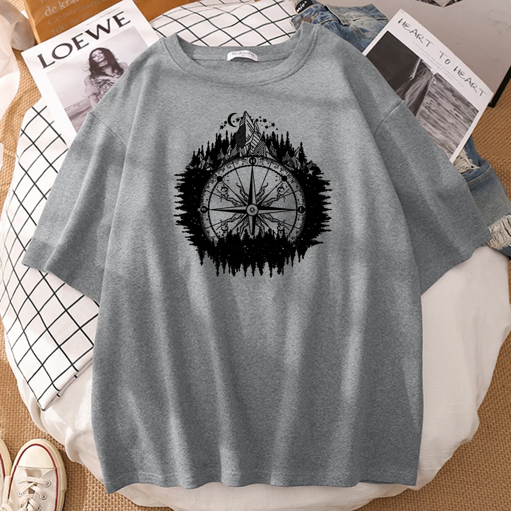 

Графическим рисунком на лицевой стороне; Тонкие принтом летняя брендовая футболка с короткими рукавами и круглым вырезом, в стиле «хип-хоп»...