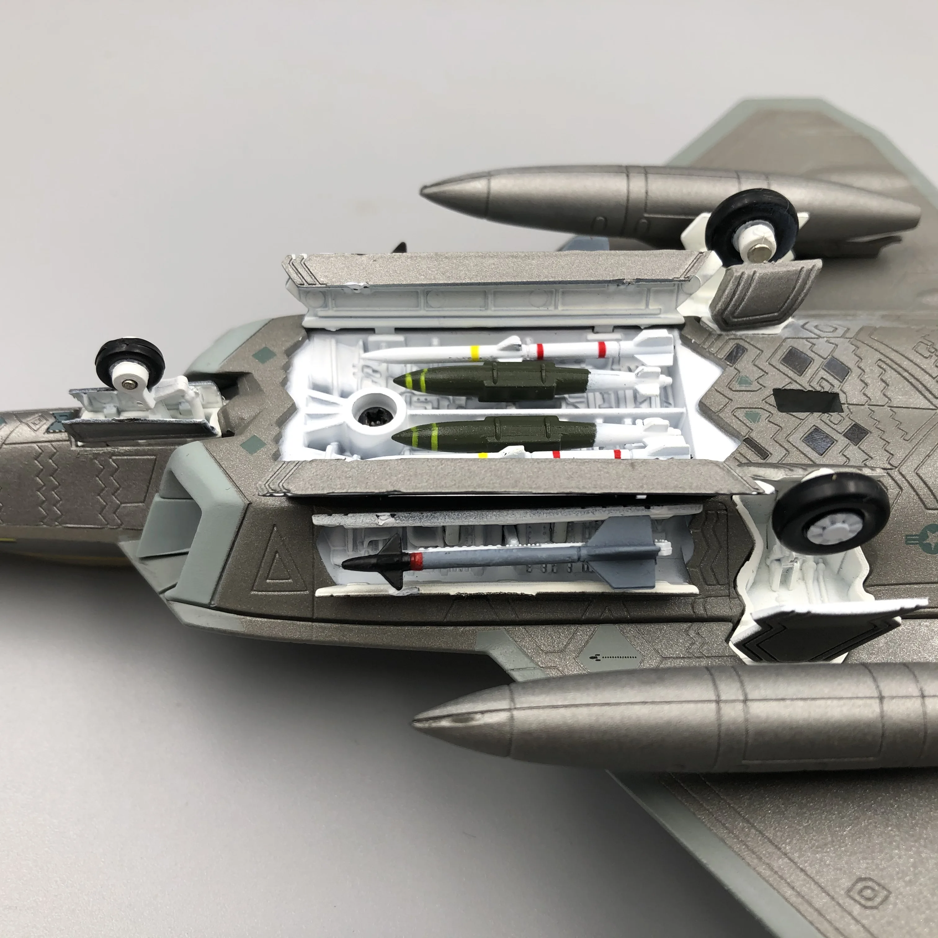 Wltk USAF F-22 Raptor Stealth Fighter Battled Version 1/100 Diecast Model | Railed/Motor/Cars/Bicycles