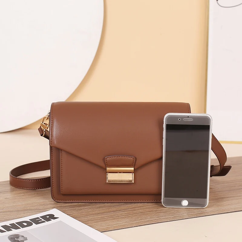 

Wide shoulder belt leather crossbite single shoulder armpit bag with lock lock, large capacity and small square bag