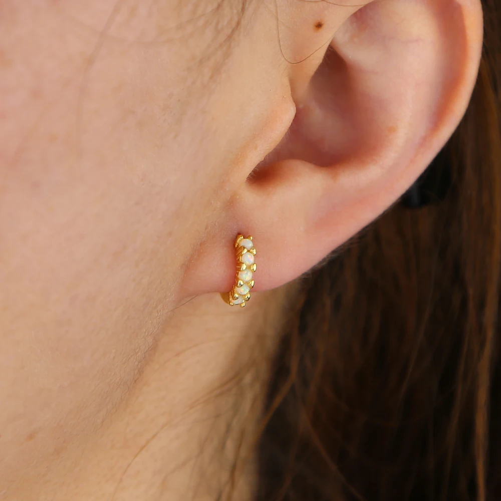 Маленькие сережки обручи с опалом белые золотым наполнителем из 100% серебра и