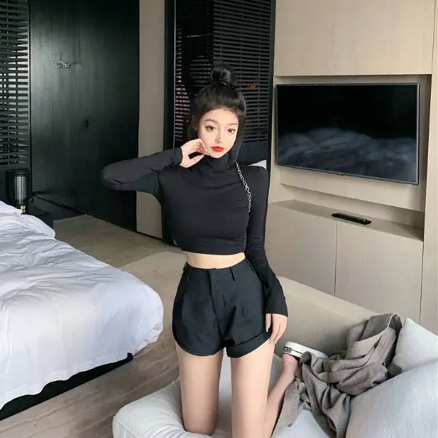 

Niche design cross strapped open back top with sexy tight black T-shirt and long sleeve bottom coat