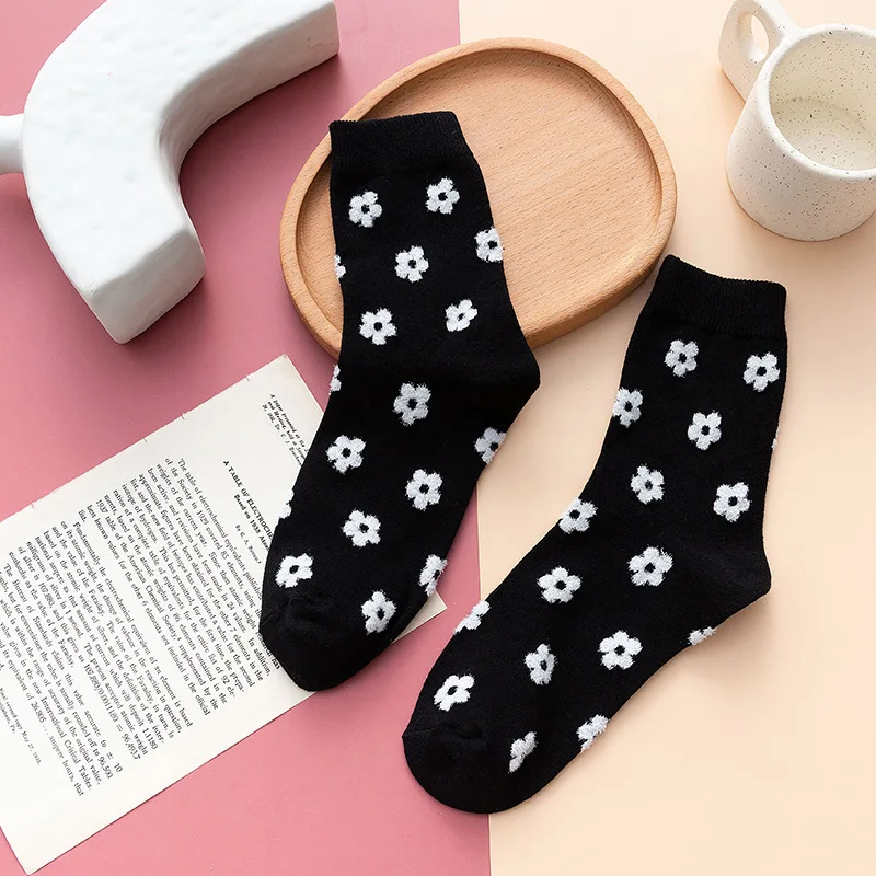 

2020 Japanese Korean Style Cartoon Flower Daisy Cute Socks Women Streetwear Skate Harajuku Kawaii Socks Autumn Designer Socks