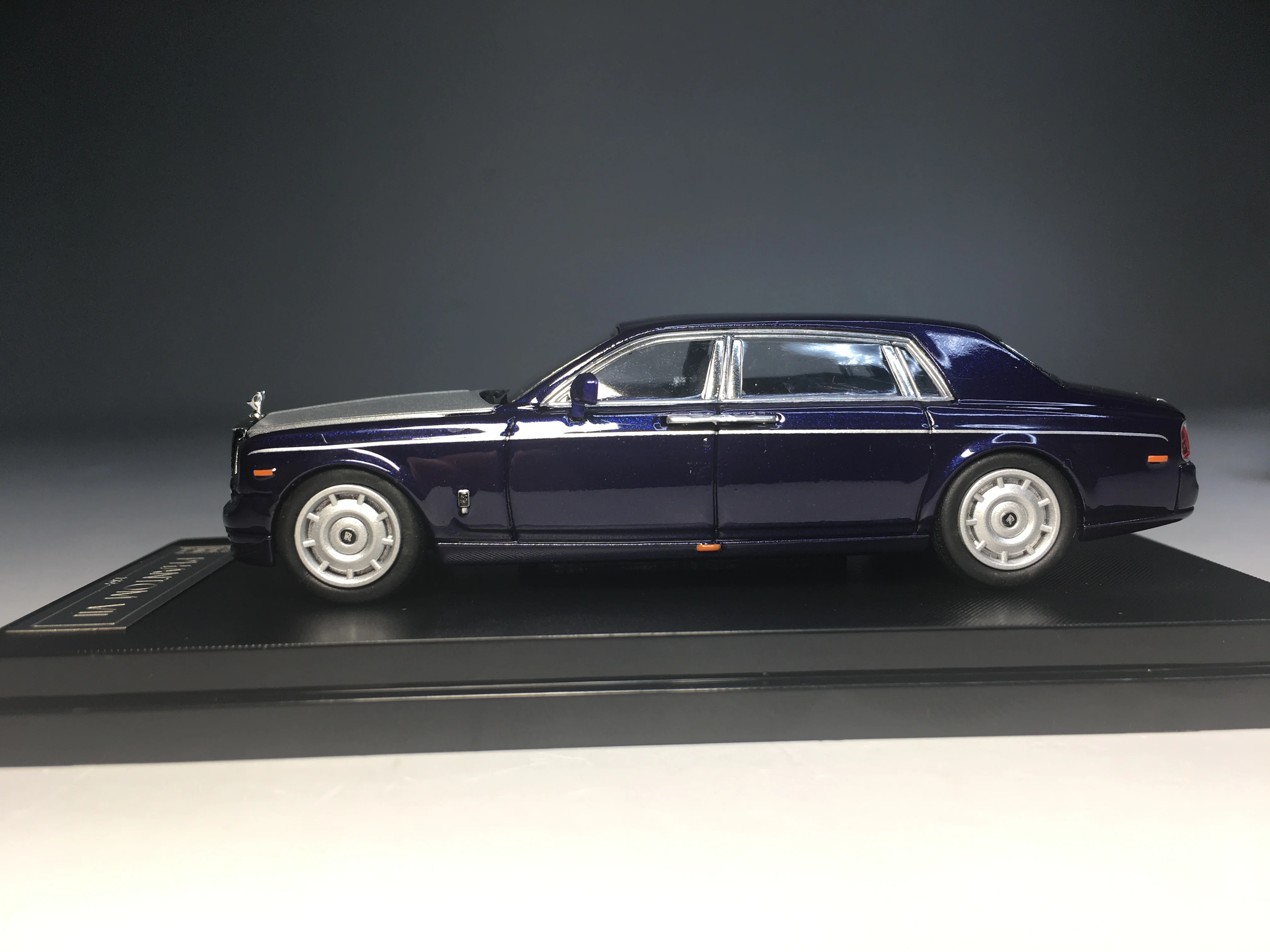 

1:64 Rolls Royce Phantom VII DieCast Mode Car Collection Limited Edition