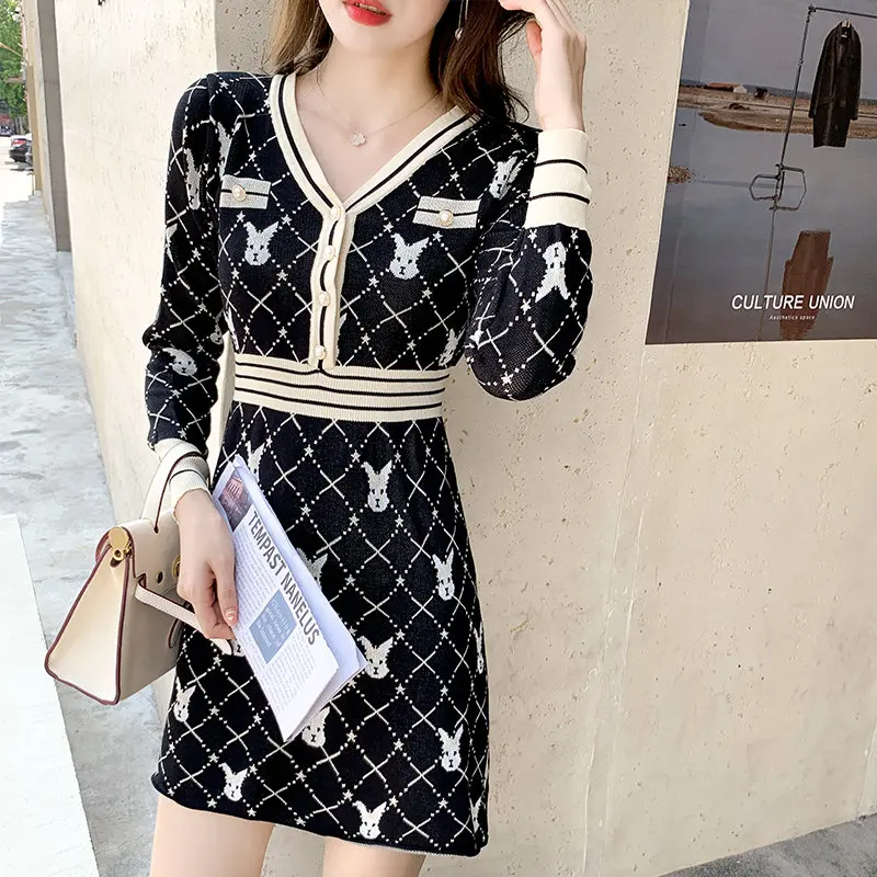 

Женское трикотажное платье с V-образным вырезом и длинным рукавом