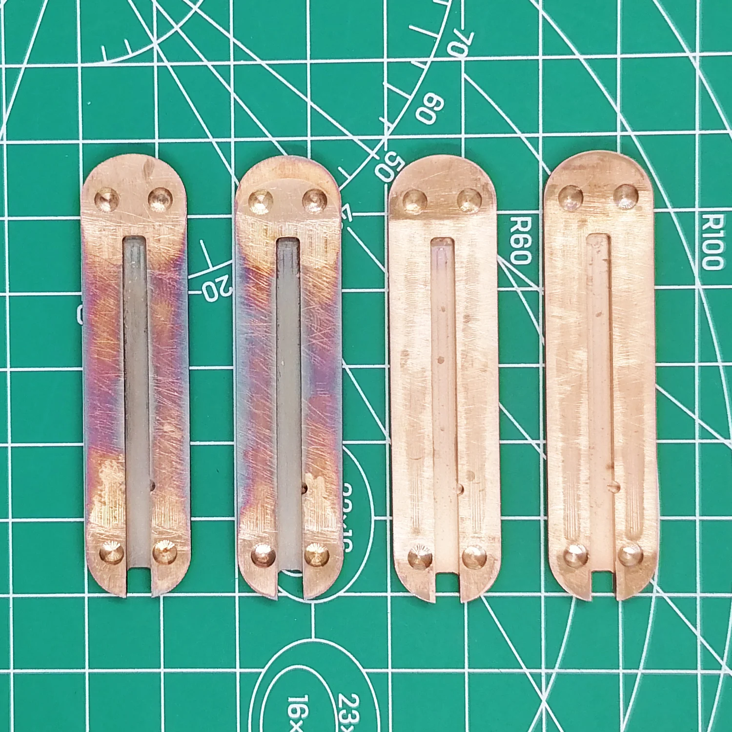 Красные медные ручные весы с пинцетом и зубочисткой вырезанные для швейцарского