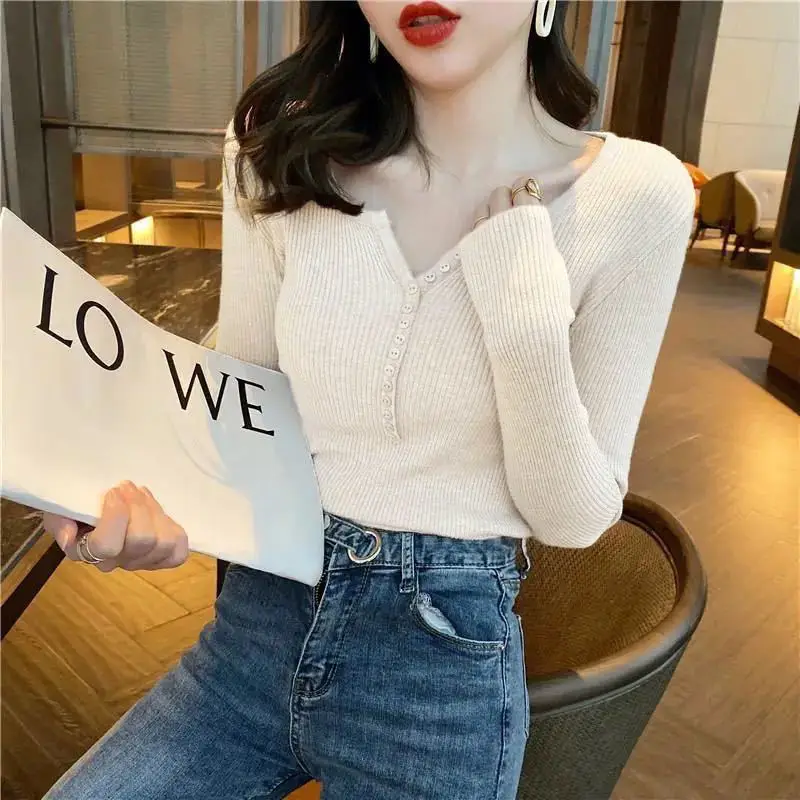 Женский трикотажный пуловер черный свитер с низким круглым вырезом женская