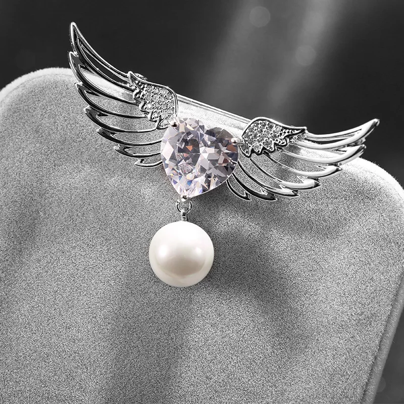 Женская Брошь с кристаллами крыльями ангела и перьями стразы в форме сердца