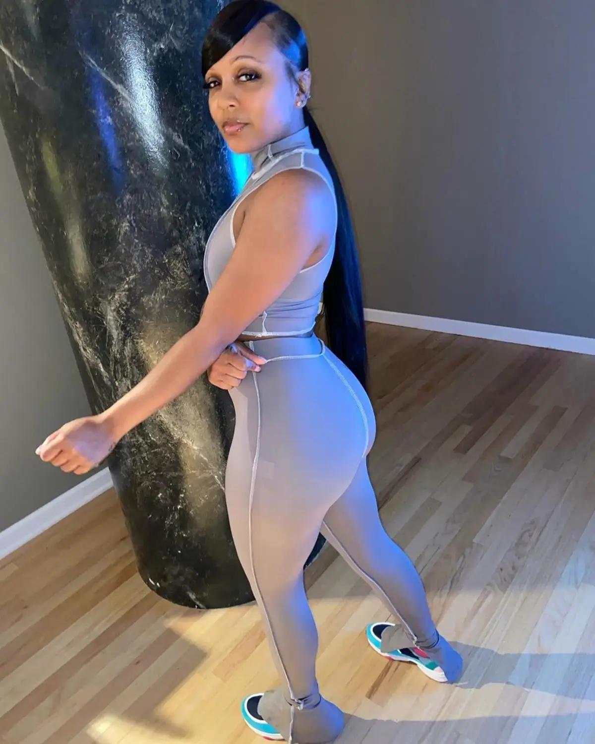 Женский спортивный костюм в полоску облегающий однотонный топ с разрезом на