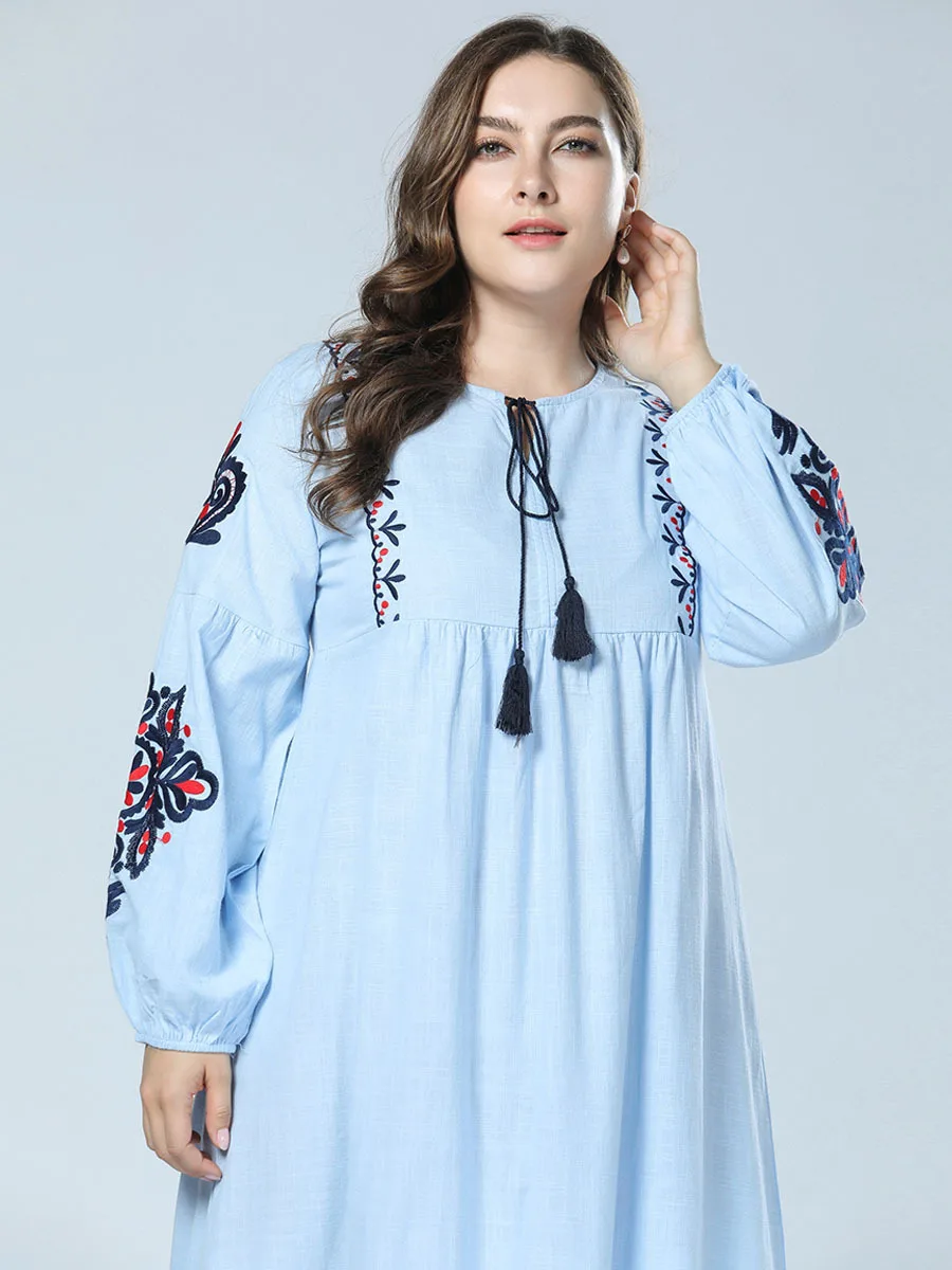 Женское длинное платье кафтан светло голубое с вышивкой мусульманское большого