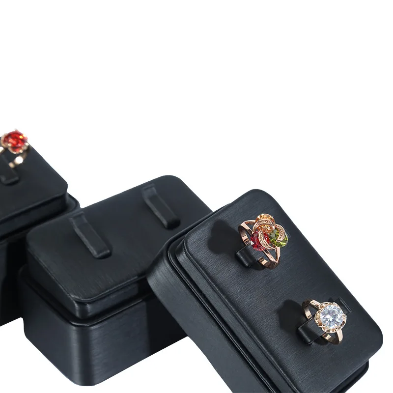Демонстрация ювелирных изделий из черной матовой искусственной кожи|Упаковка и