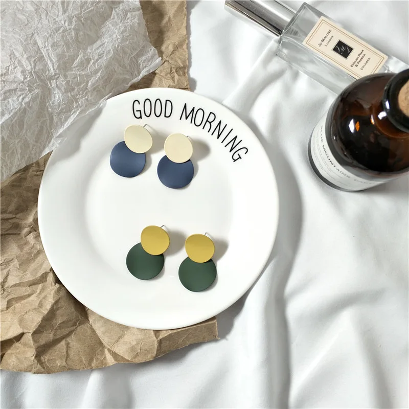 Винтажные матовые серьги контрастных цветов в виде диска простые круглые