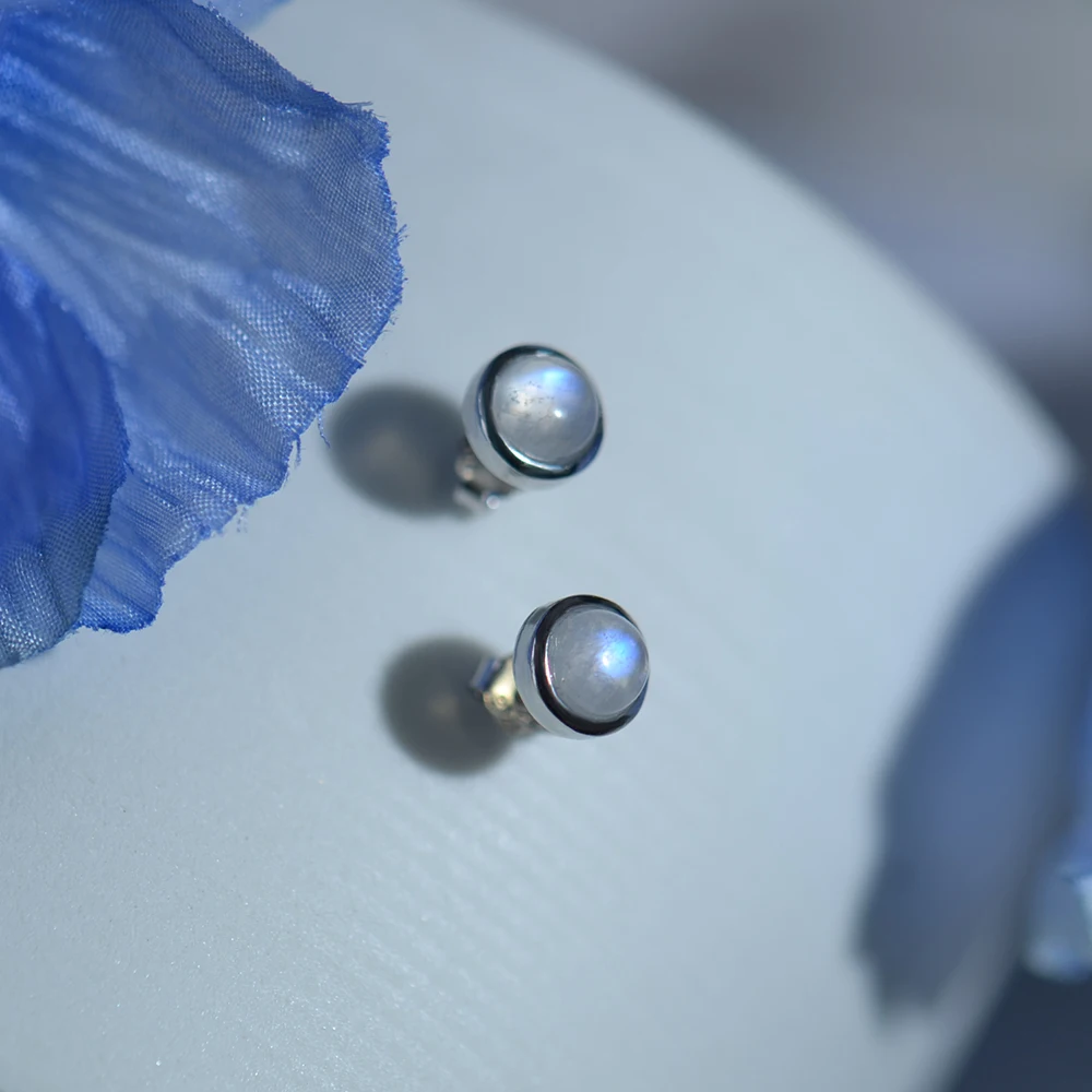 Женские серьги-гвоздики из серебра 925 пробы с натуральными драгоценными камнями |