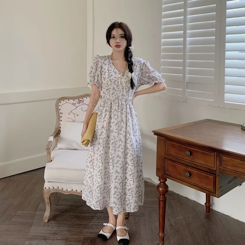 Женское шифоновое платье с рукавами-фонариками кремового цвета цветочным