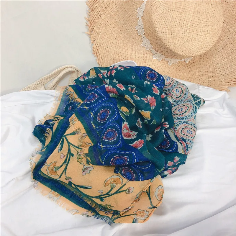 Женский этнический зимний шарф длинный зеленый в испанском стиле с принтом