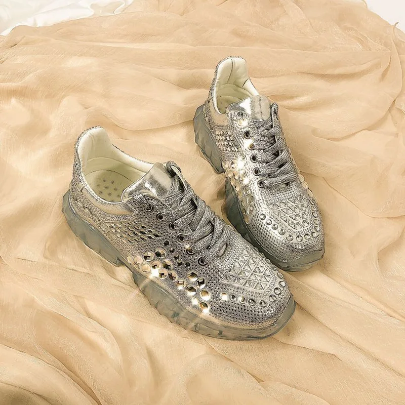 Новинка 2019 года кожаные кроссовки со стразами на прозрачной платформе вычурный