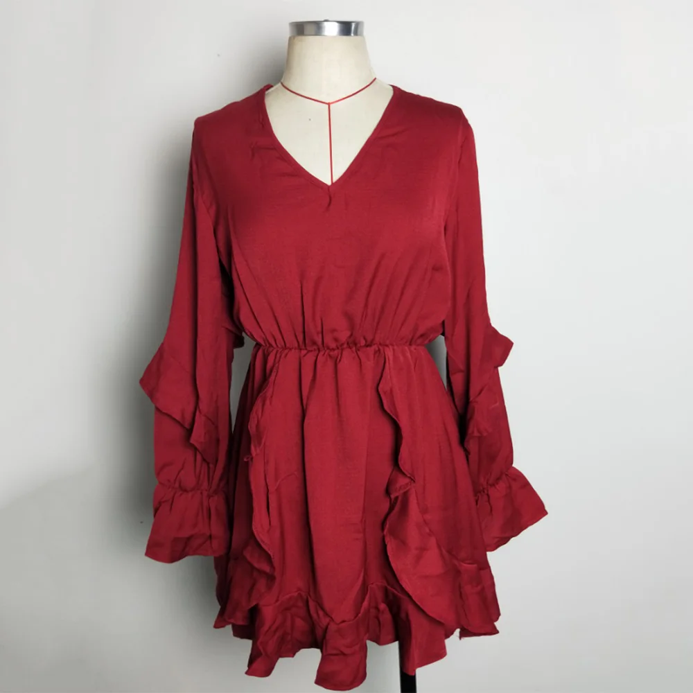 Красное ТРАПЕЦИЕВИДНОЕ приталенное платье с v-образным вырезом и оборками