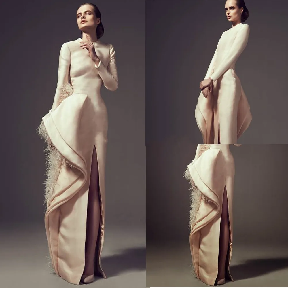 

Атласное платье цвета шампанского, с длинным рукавом и перьями