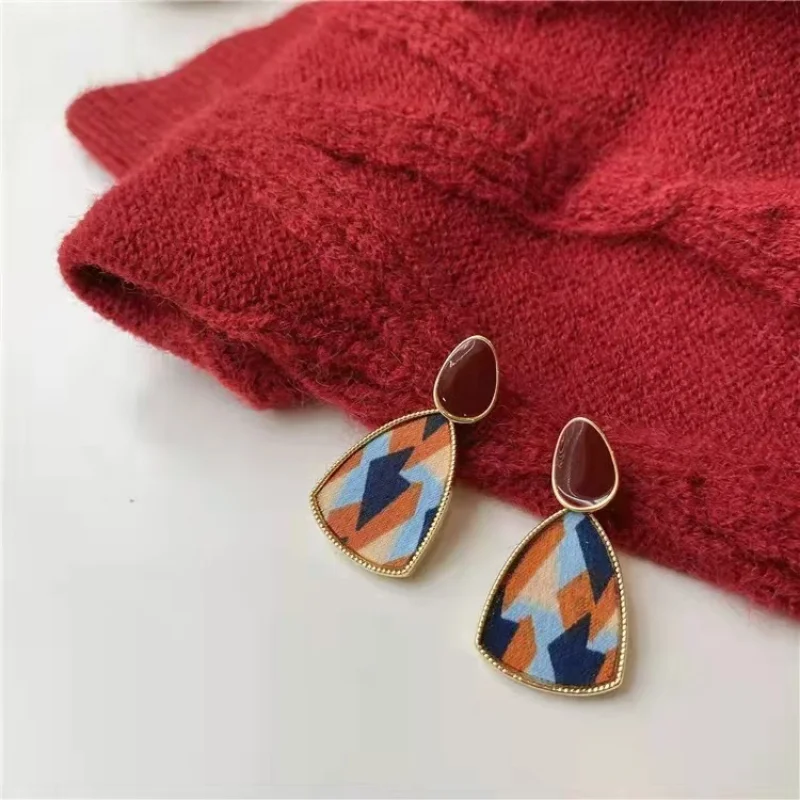

Geometric Color Stitching Leopard Print Autumn and Winter Flannel Earrings High-end Earrings Female New Trendy Niche Earrings