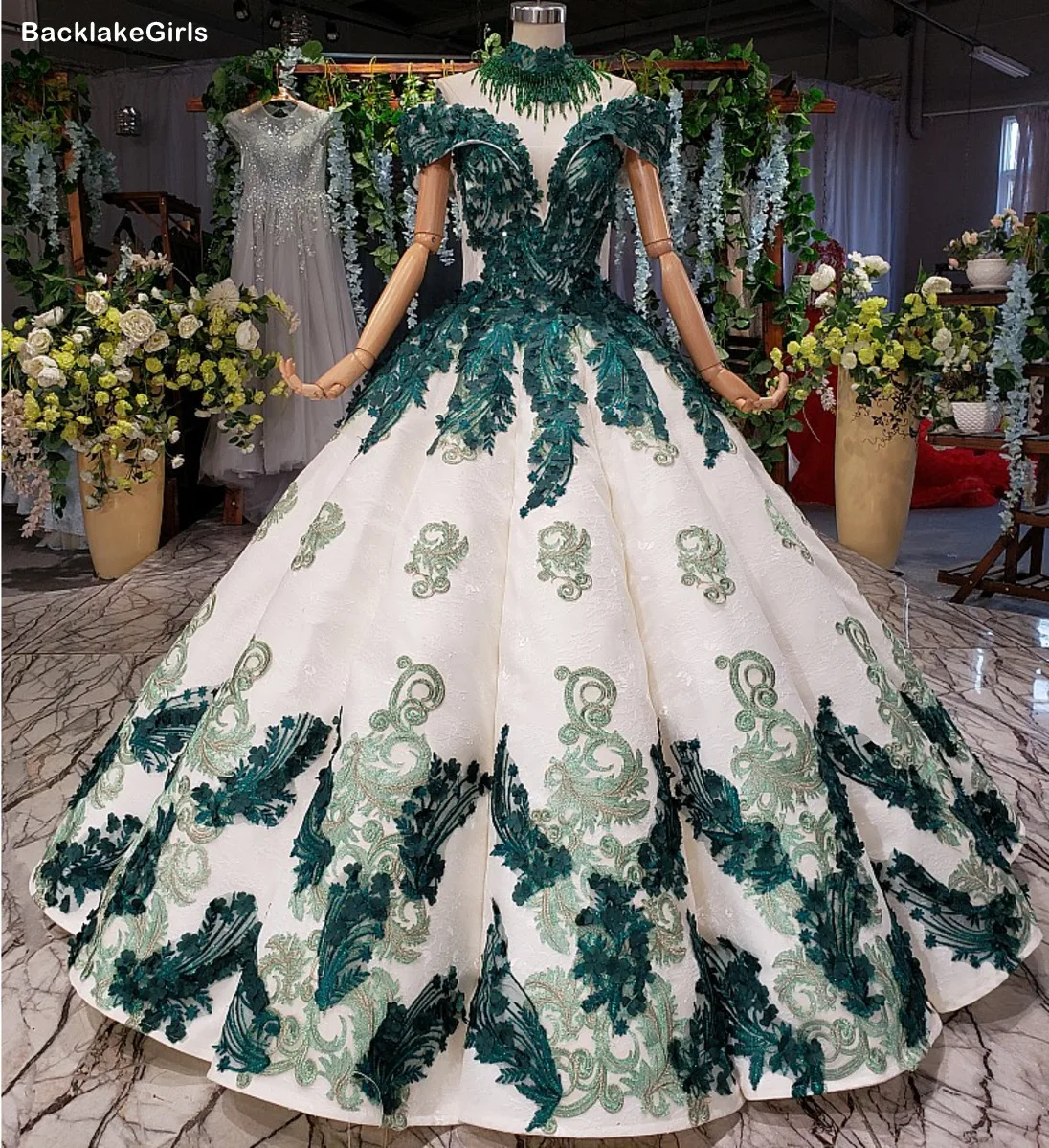 Пышное зеленое свадебное платье в пол с высокой горловиной и короткими рукавами