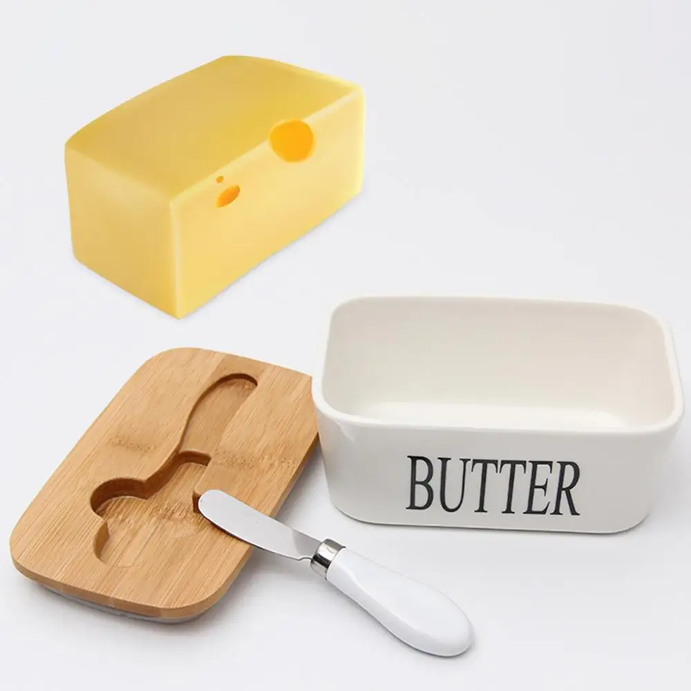 Фарфоровая тарелка для масла с крышкой ножа французского Изолированная коробка