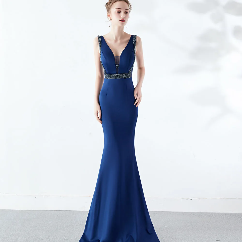 Женское платье с открытой спиной и бриллиантами летнее в пол глубоким v-образным