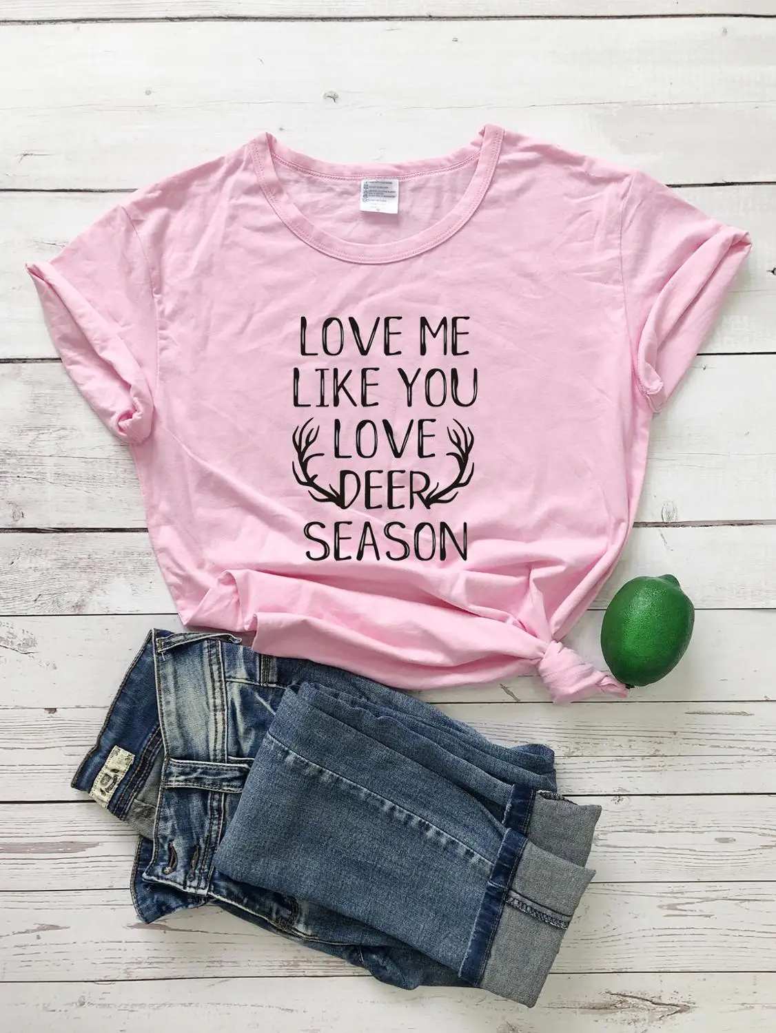 Женская футболка с надписью Love me like you | одежда