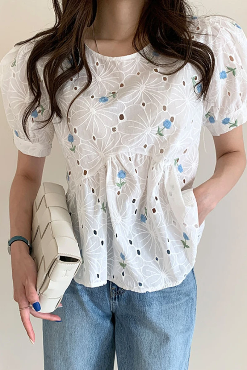 

Korean version of gentle and sweet round neck embroidery hollow crochet design loose puff sleeve doll shirt blouse women