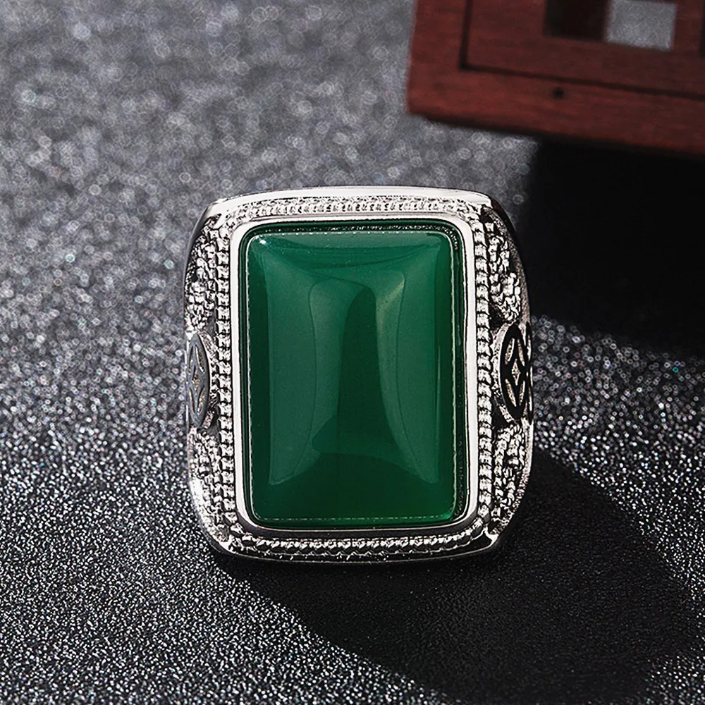 Кольцо мужское с изумрудом и нефритом большая винтажная резьба цвет